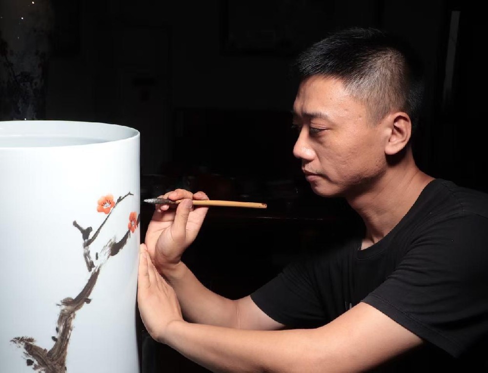 余效龍（國瓷紅葉畫院高級(jí)畫師）